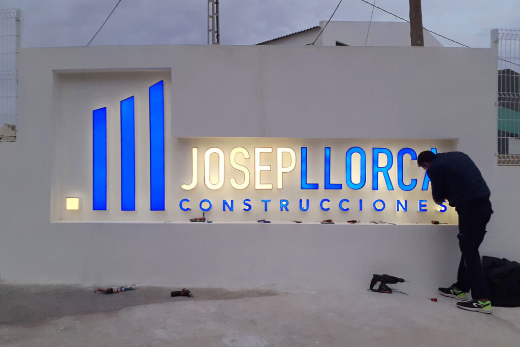 Letras corpóreas para nueva nave de Josep Llorca Construcciones